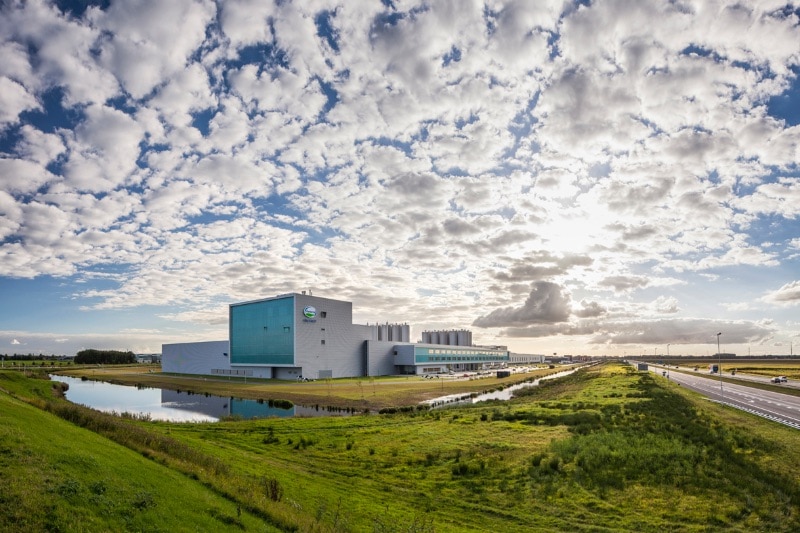 Kaas- en Melkpoederfabriek in Friesland, in boek van Peter de Ruyter.