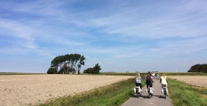 Drie fietsers in de polder van het Marneslenk.