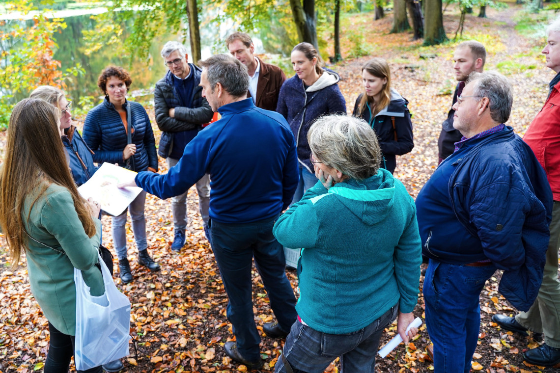 Peter de Ruyter spreekt de projectgroep IJsselvallei toe.